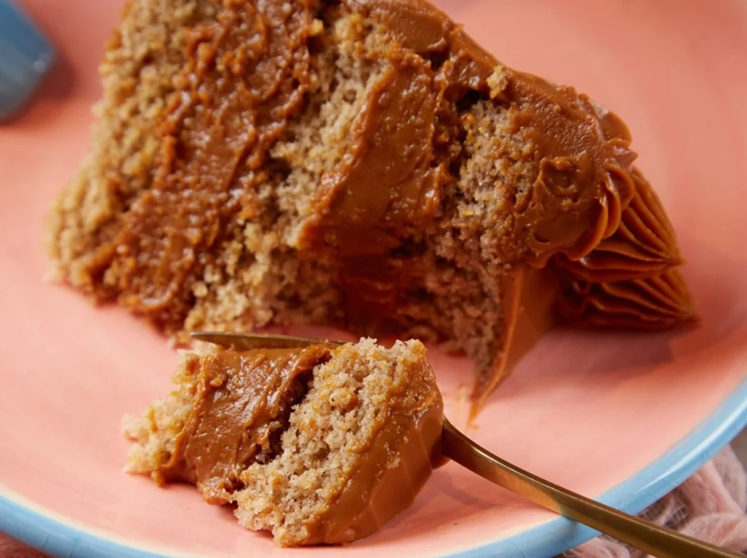 Bolo de churros com doce de leite servido em prato rosa