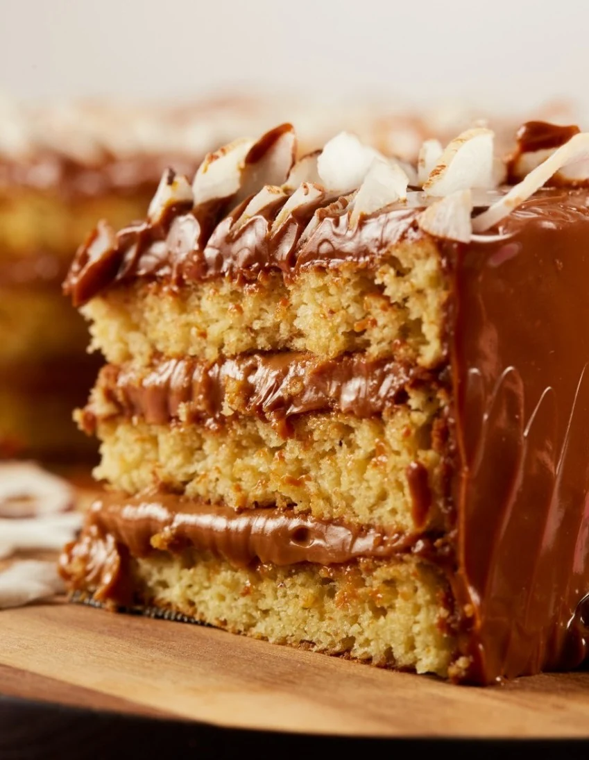 Fatia do bolo de coco com camadas de doce de leite