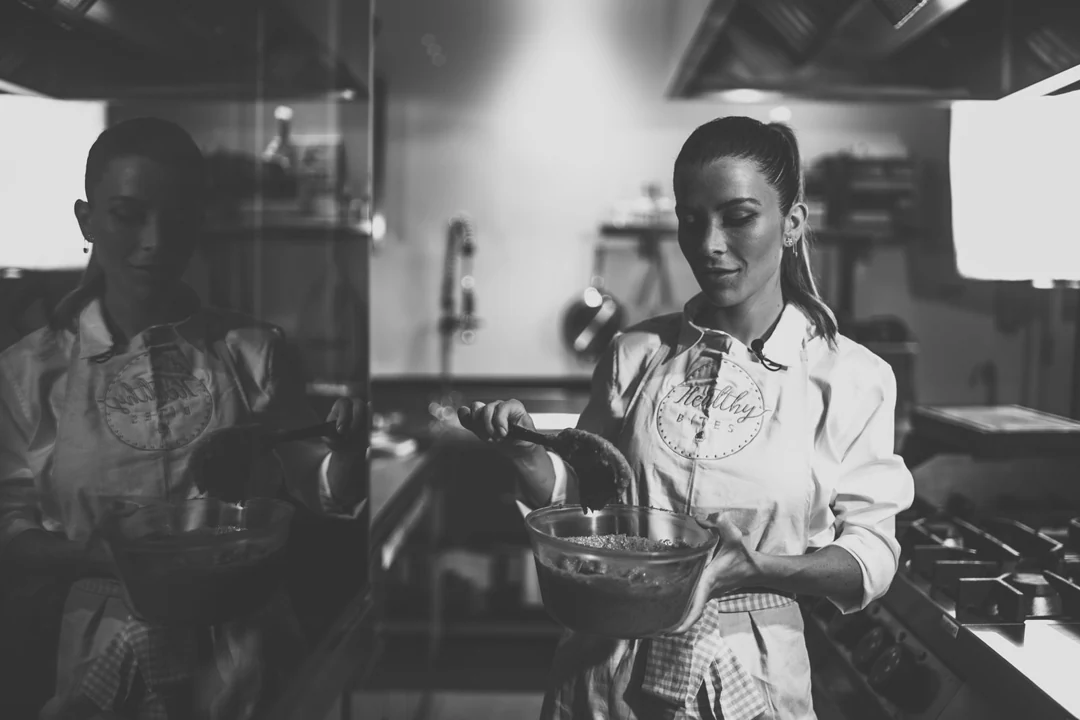 Fotografia oficial em preto e branco da preparação de doces na cozinha da Healthy Bites
