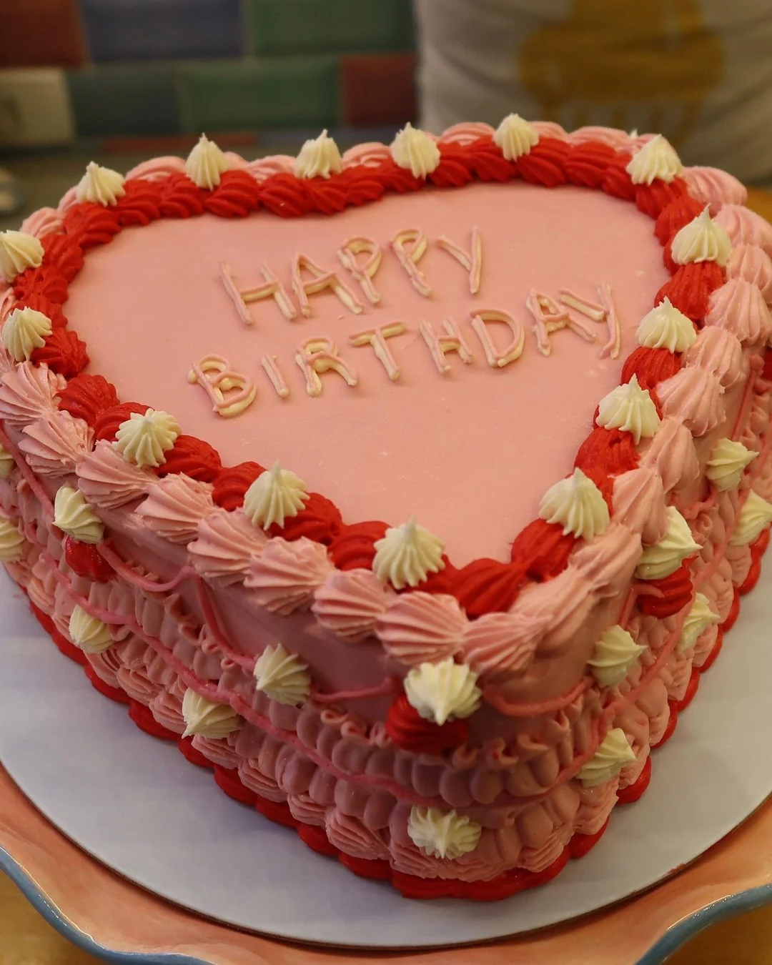 Bolo em formato de coração com decoração vintage rosa e branca e mensagem de aniversário
